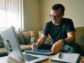 Homeoffice, Mann auf dem Sofa, vor dem Laptop. (Symbolbild)