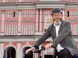 Claus Ruhe Madsen auf dem Fahrrad.