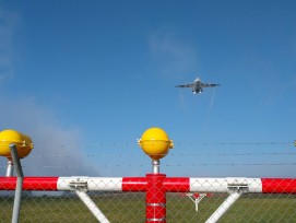 Startendes Flugzeug beim Flughafen Zürich.