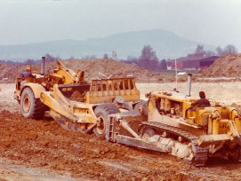 Scraper DW21 und D9E 1976 beim Bau des Flughafens Zürich