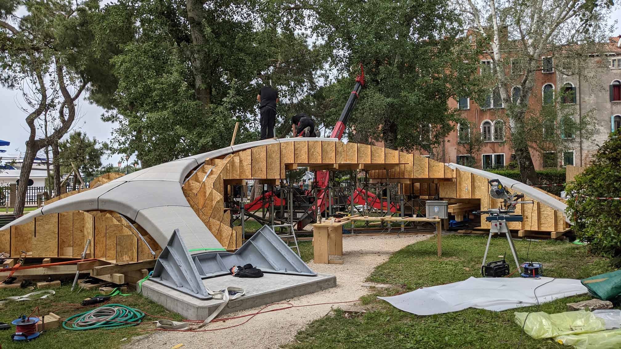 Bau der Striatus-Brücke in Venedig