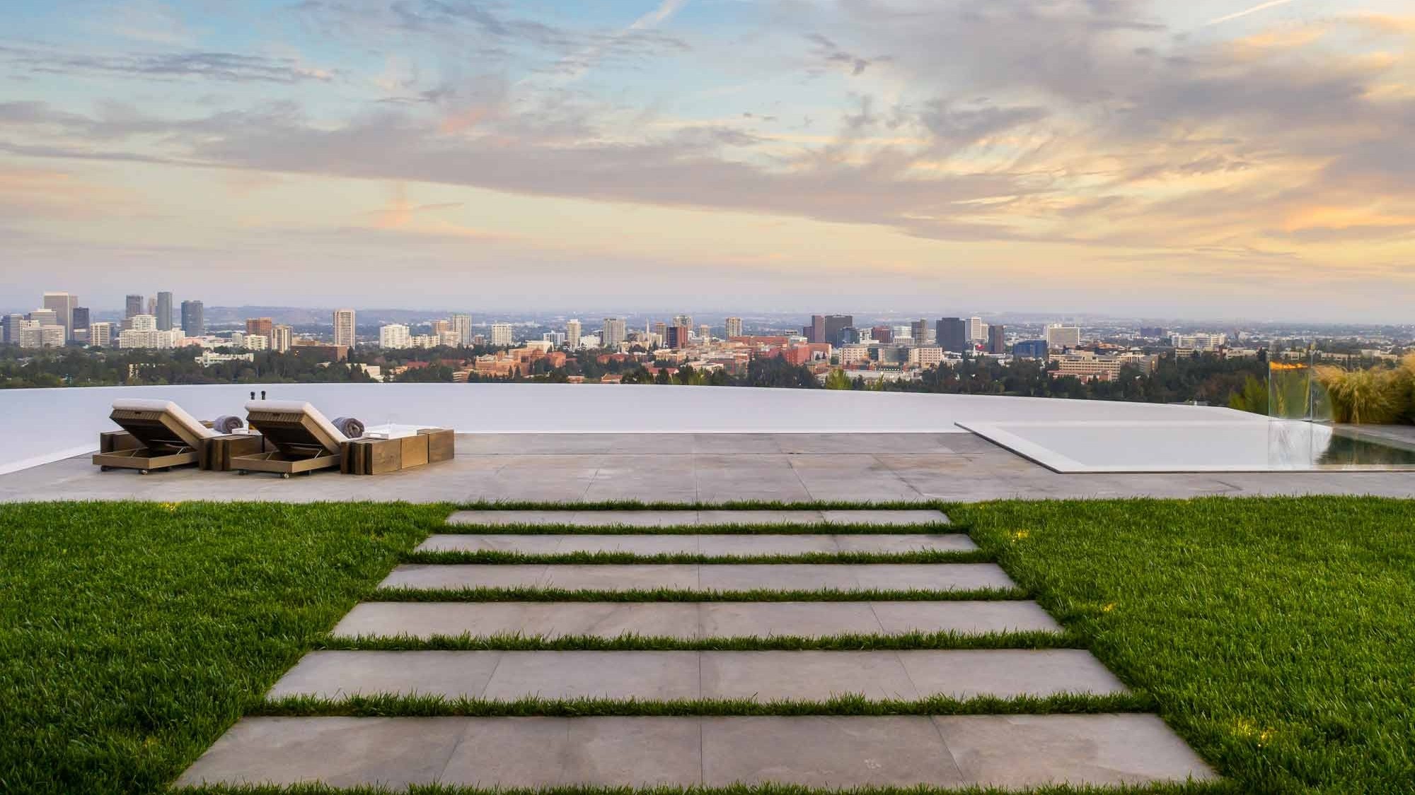 Palazzo Di Vista Blick auf Infinity-Pool und Los Angeles