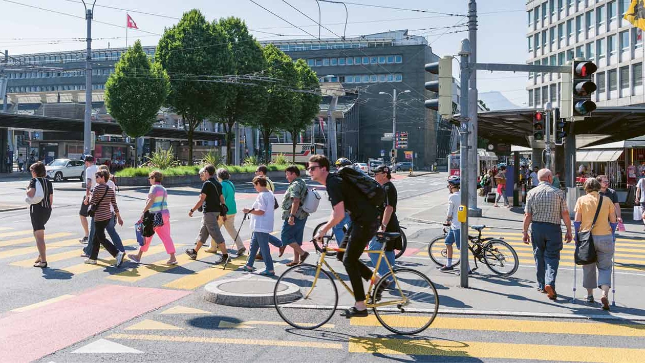 Fussgänger und Velofahrer in Stadt Luzern