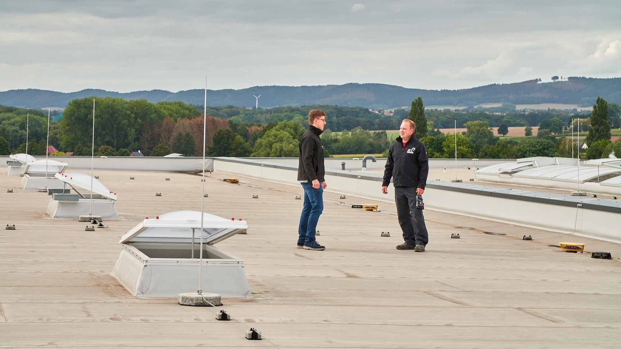 Lichtbänder und Kuppeln bei Neubau von Koenig & Bauer Kammann GmbH