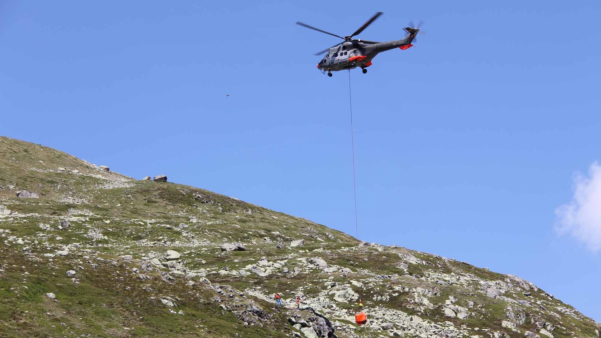 Helikopter transportiert Betonblock für Steinschlagversuch