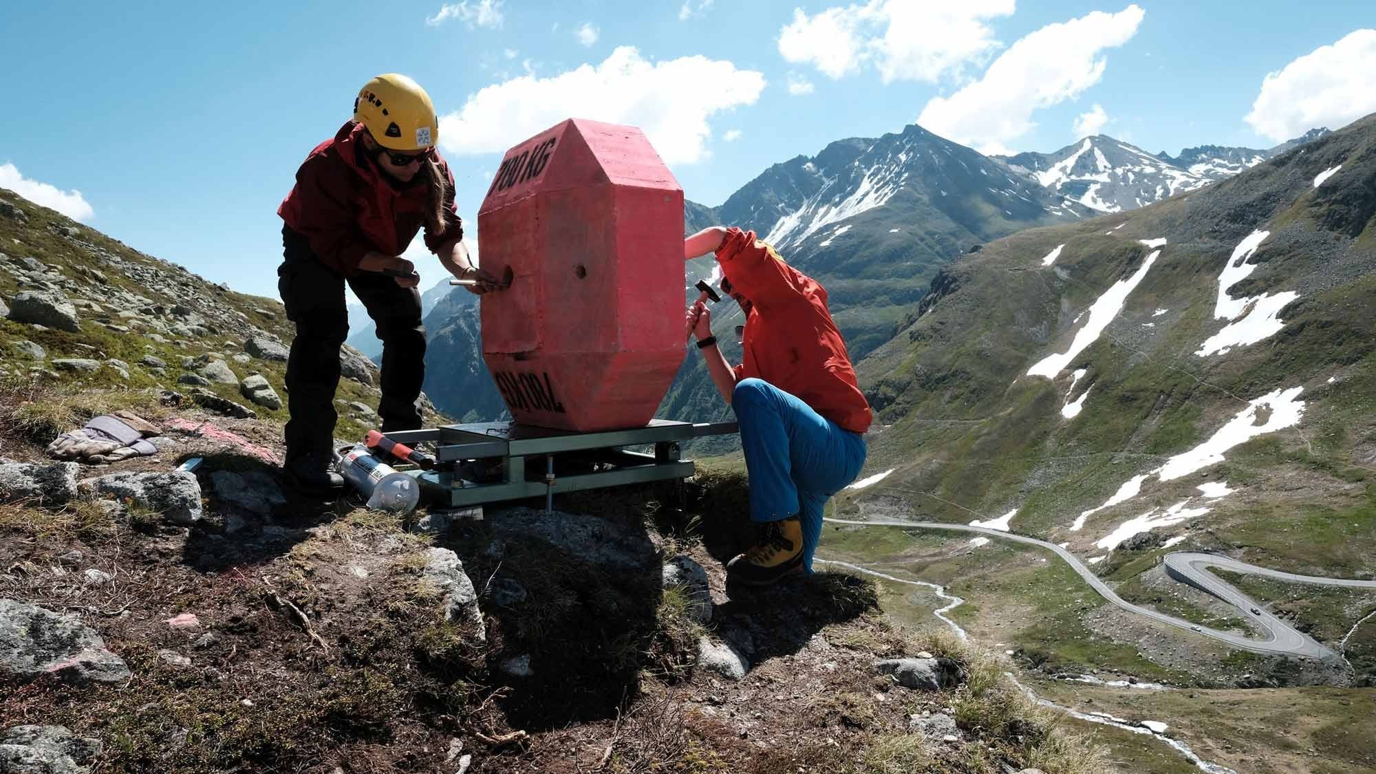 Forscher montieren Sensor an Betonblock