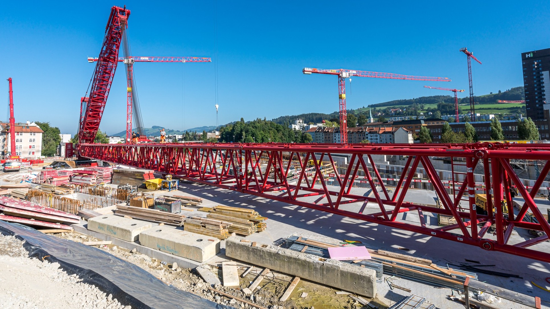 Impressionen vom Aufbau des grössten Raupenkrans der Schweiz