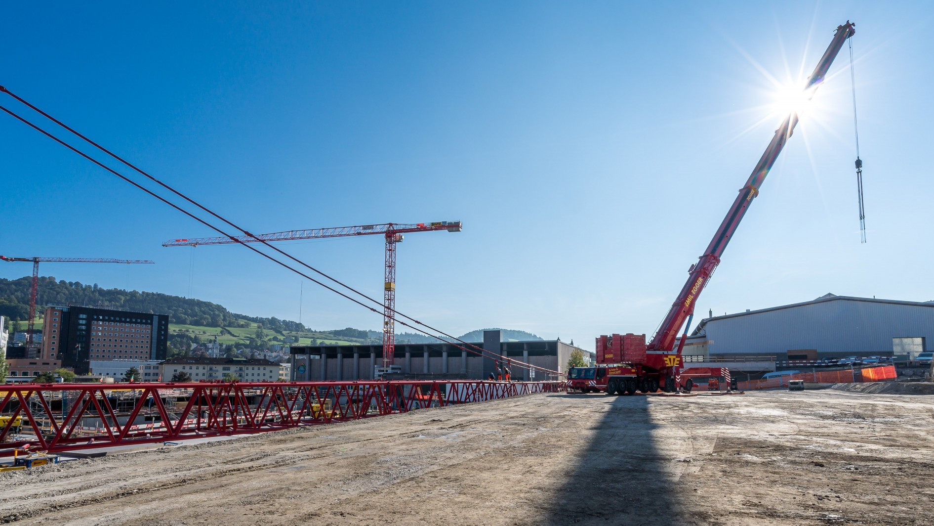 Impressionen vom Aufbau des grössten Raupenkrans der Schweiz