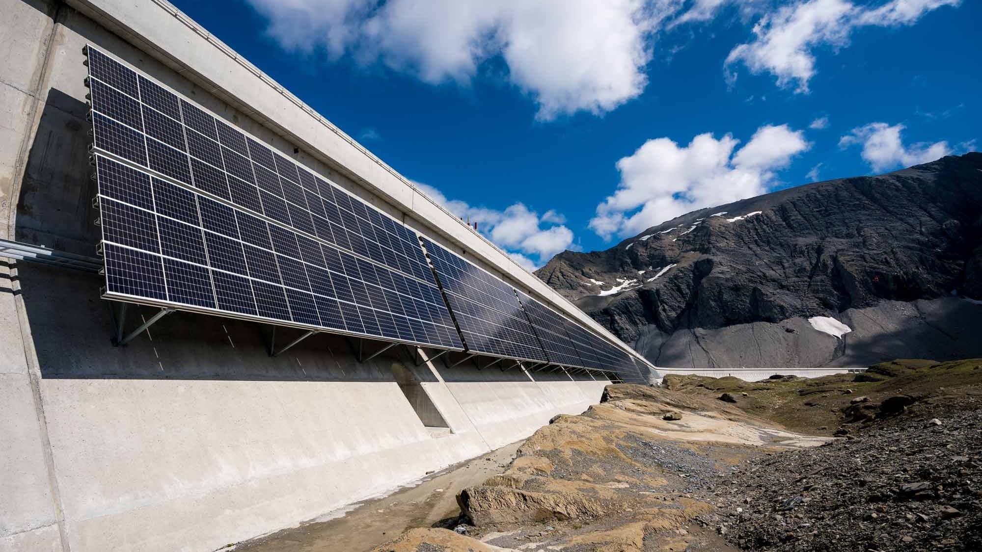 Bau der alpinen Solaranlage an der Muttsee-Staumauer