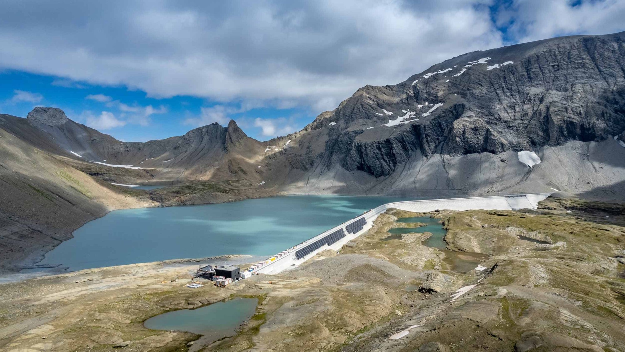 Bau der alpinen Solaranlage an der Muttsee-Staumauer