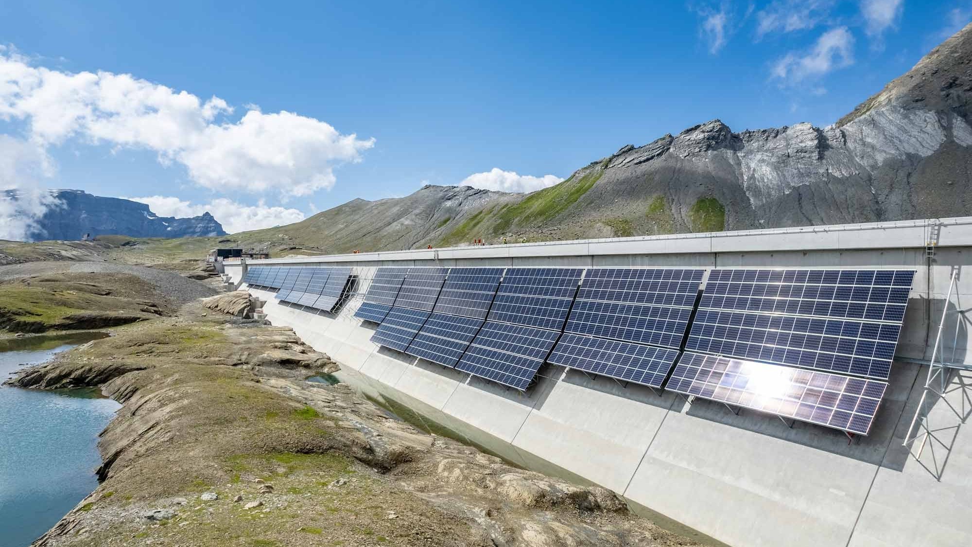 Bau der alpinen Solaranlage an der Muttsee-Staumauer