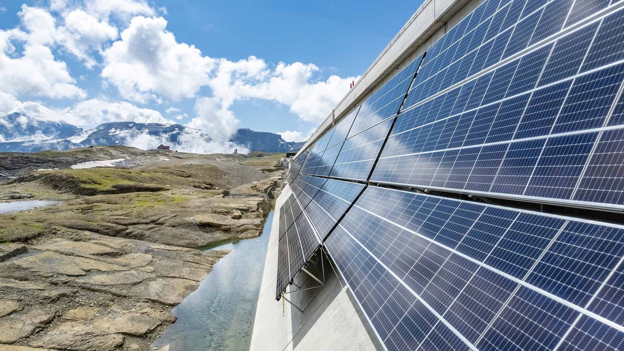 Bau der alpinen Solaranlage an der Muttsee-Staumauer