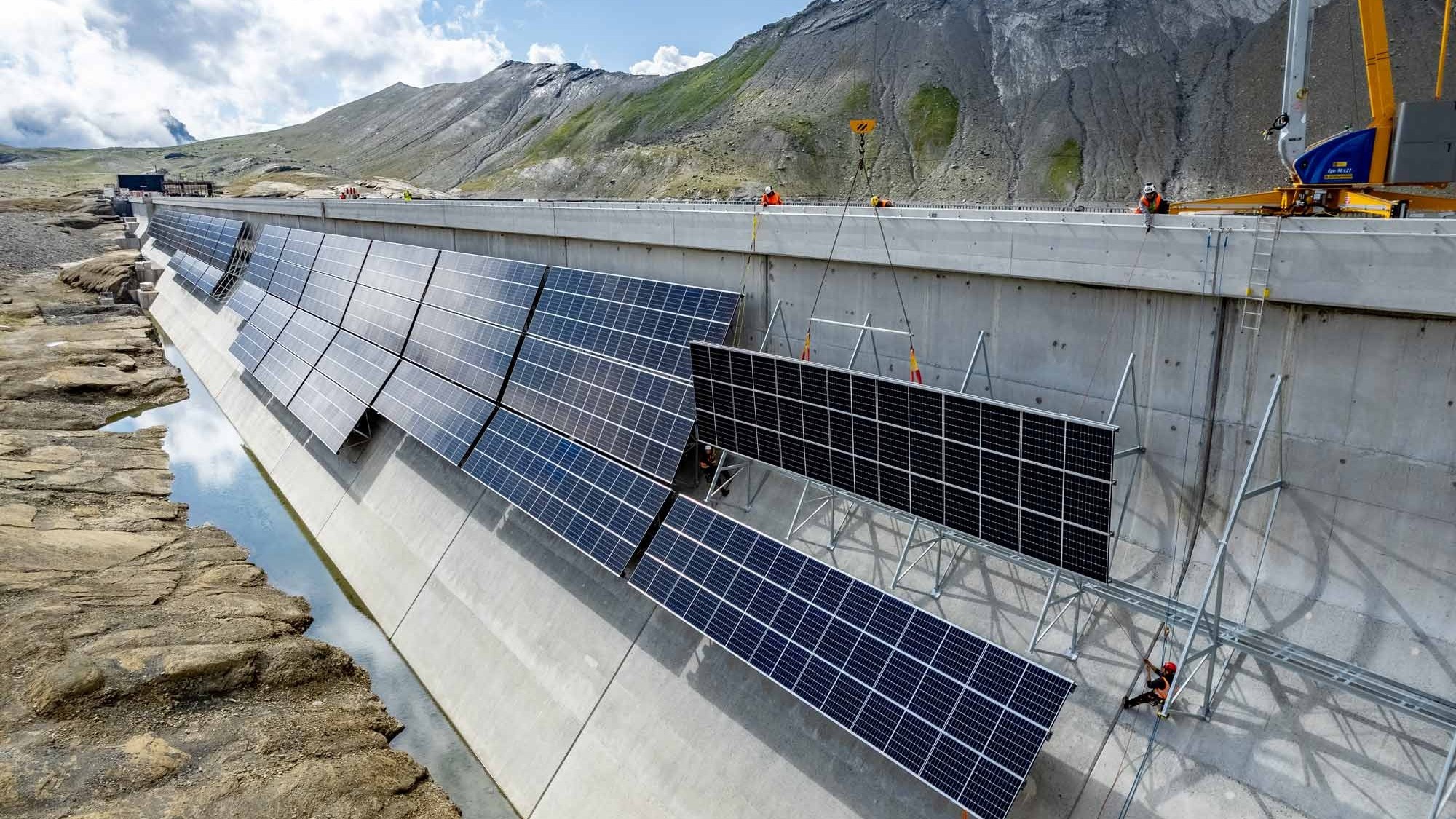 Bau der alpinen Solaranlage an der Muttsee-Staumauer