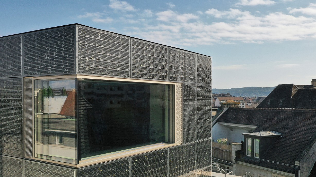 Solarfassade aus 3D-Schmelzglas an AUE-Neubau in Basel