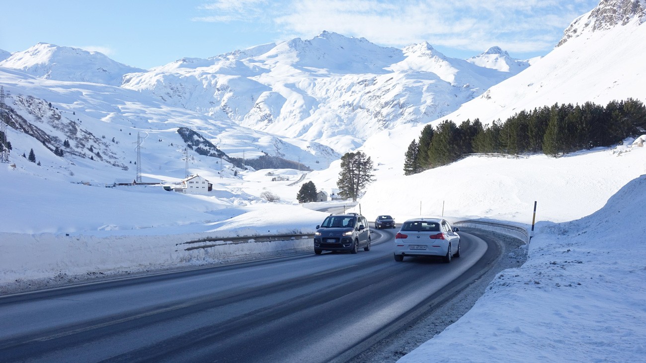 Befahrene Strasse im Winter