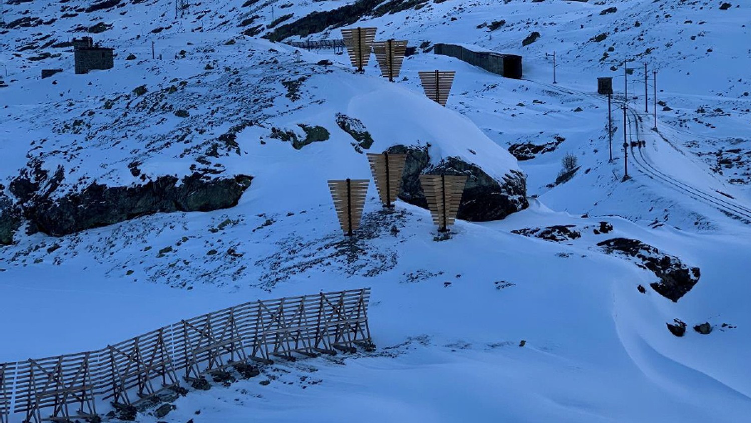 Verwehungszaun und Kreuzkolktafeln im Winter