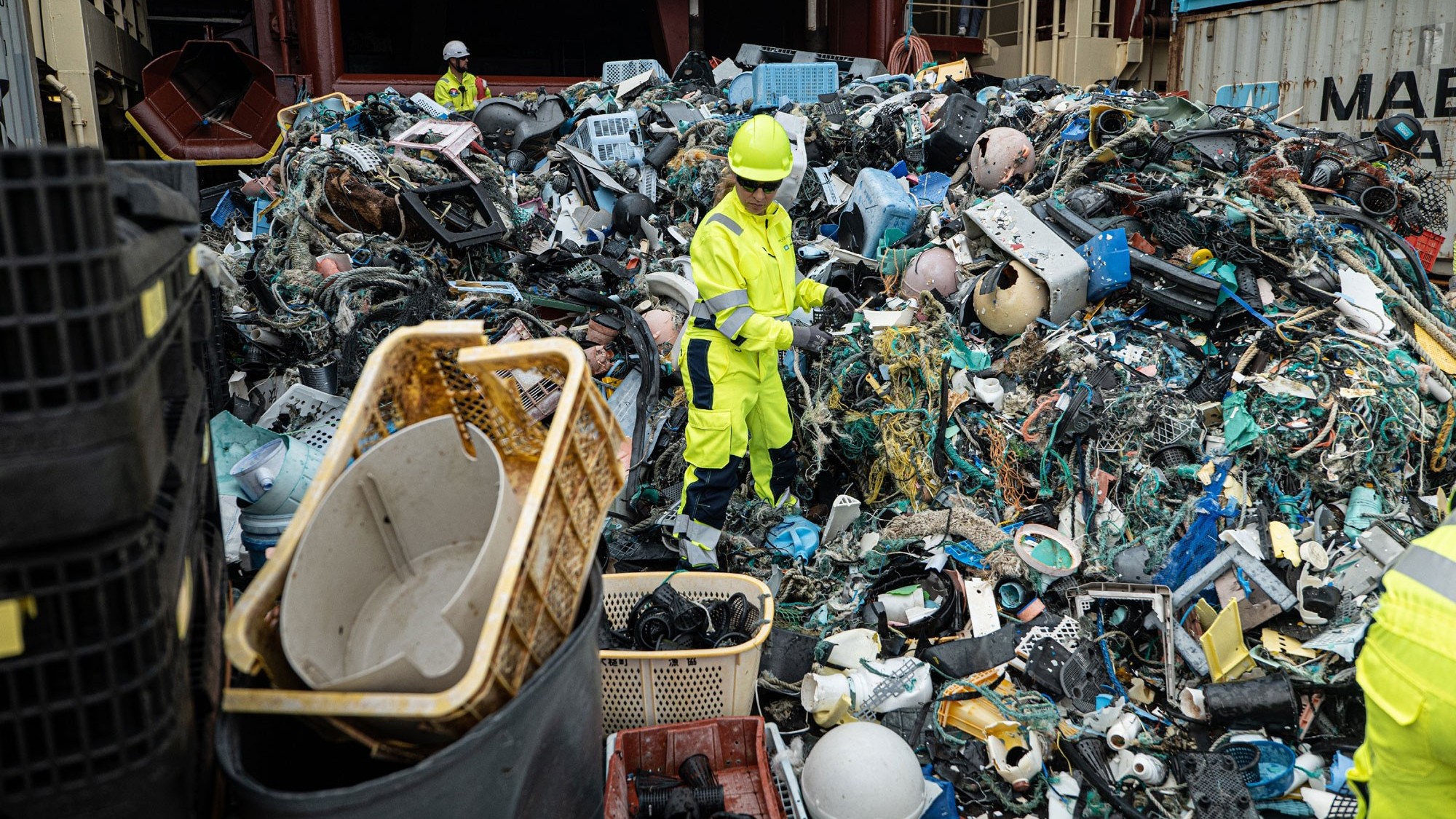 Besatzung sortiert Plastik an Deck nach Müllbergung