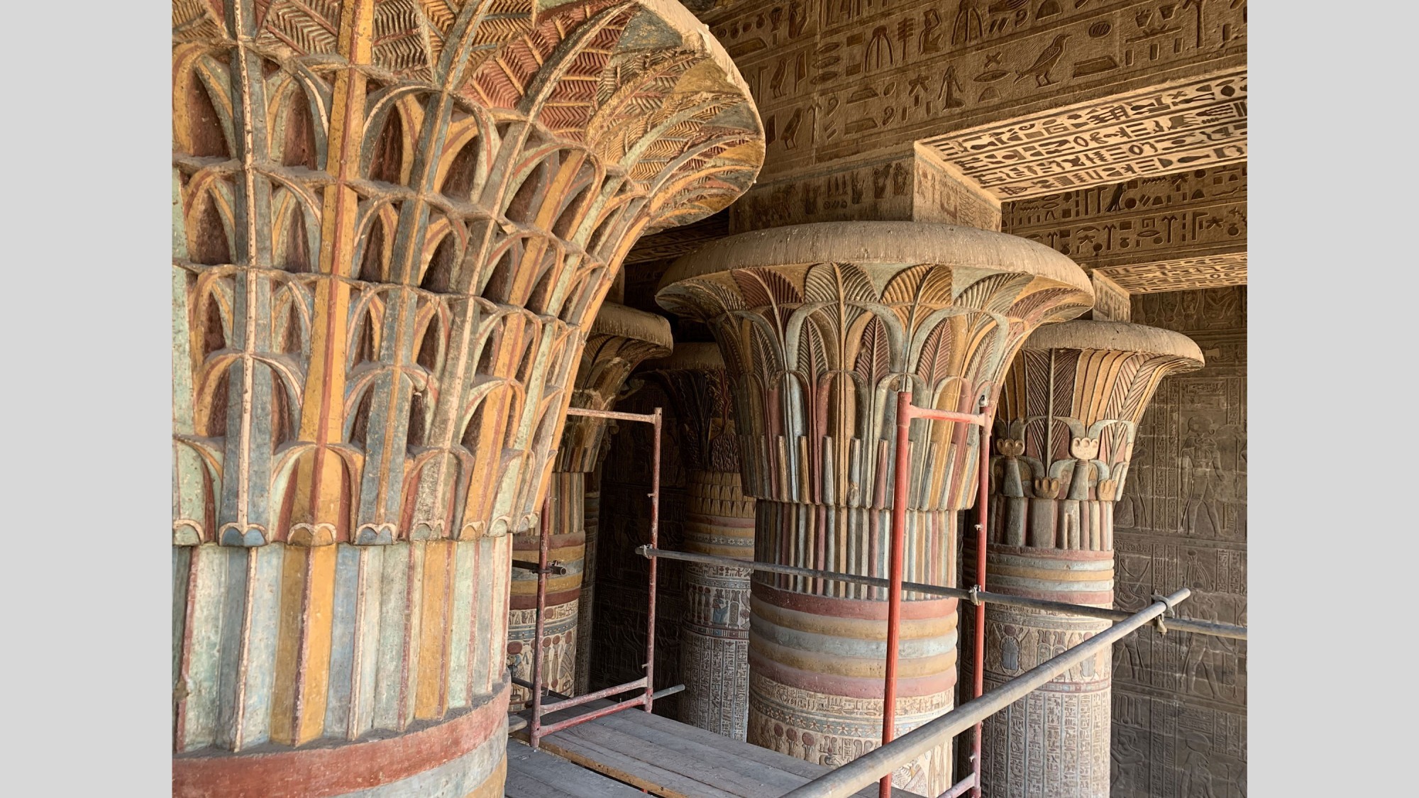 Säulenkapitelle im Tempel von Esna