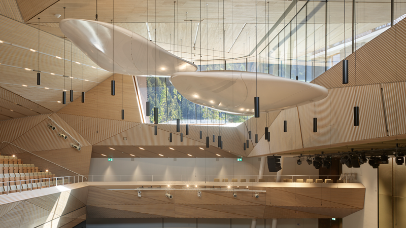 Konzerthalle Andermatt Konzerthalle mit Panoramafenster