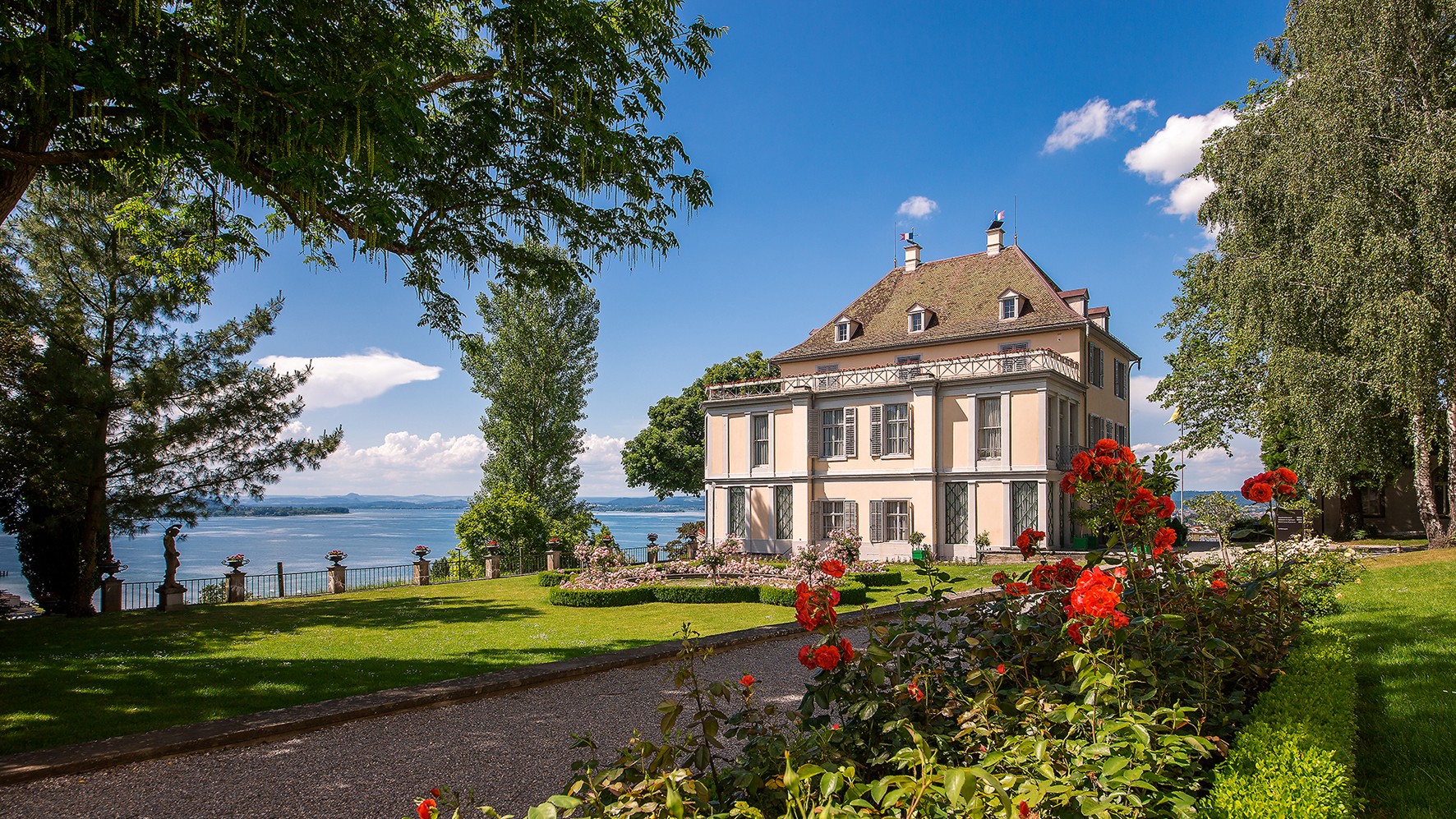 2215_Arenenberg_NAP_2017-08_Blick_auf_Schloss_Arenenberg_15x10cm_300dpi_Nachweis_Napoleonmuseum_Thurgau