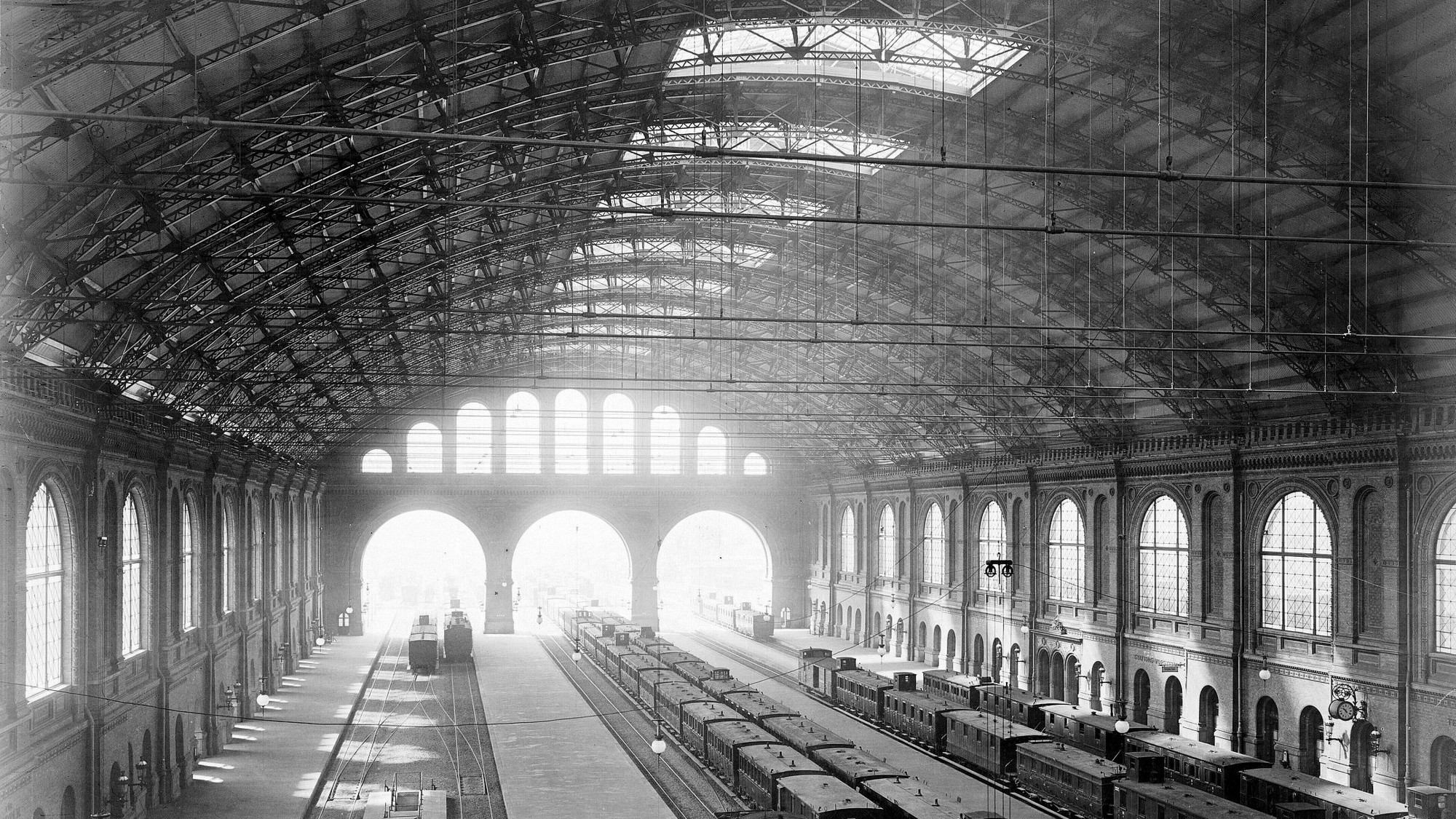 Gleishalle des Anhalter Bahnhofs um 1880