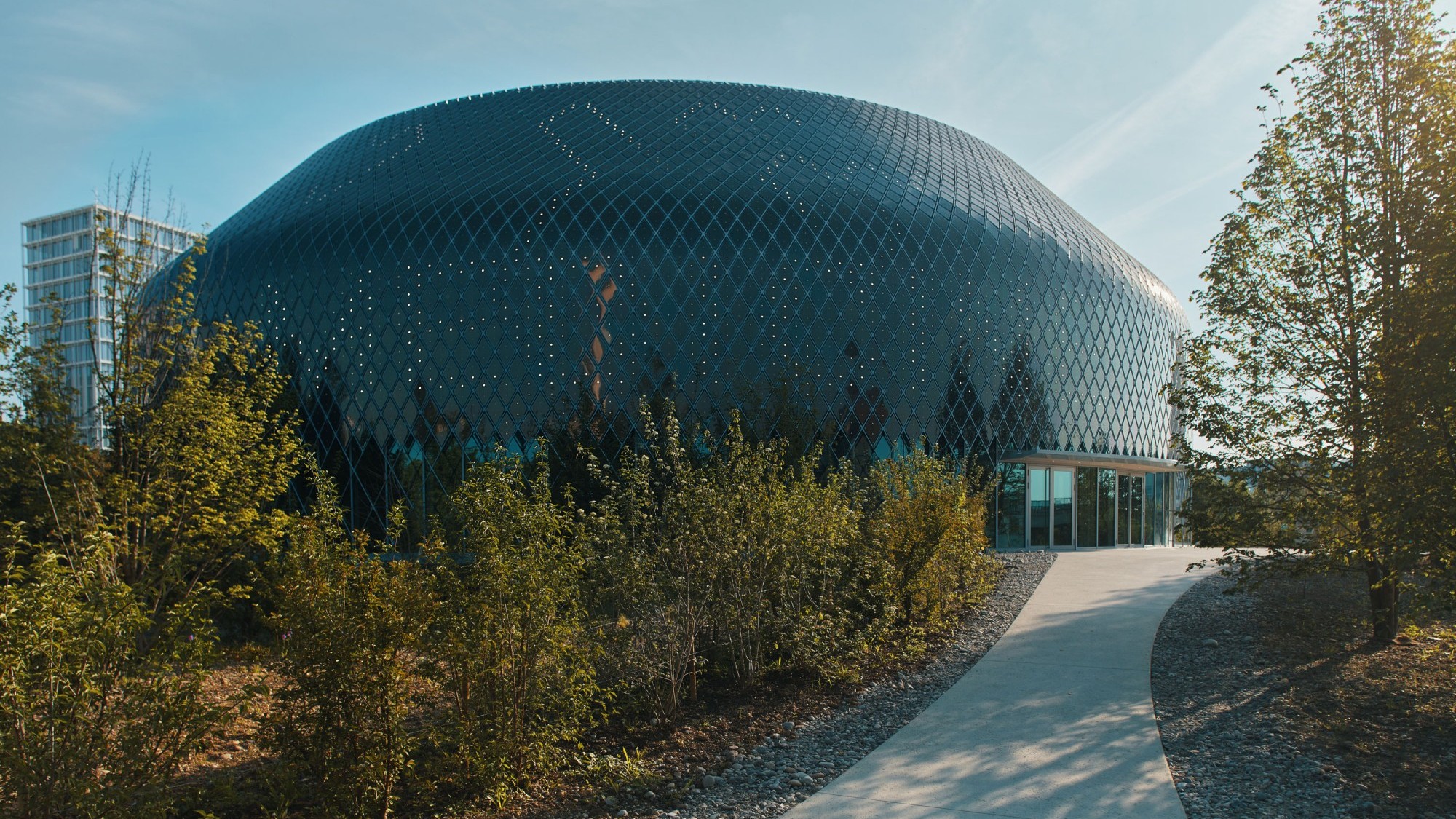 Pavillon auf dem Novartis-Campus vom Boden aus gesehen.