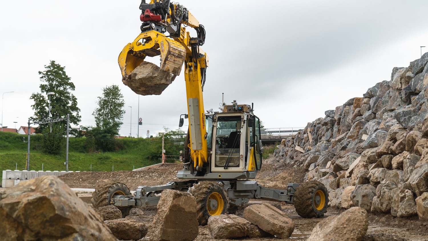 Autonomer Bagger baut Trockensteinmauer ETH Zürich