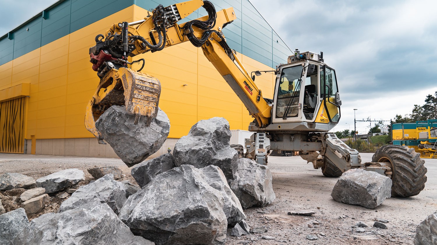 Autonomer Bagger baut Trockensteinmauer ETH Zürich