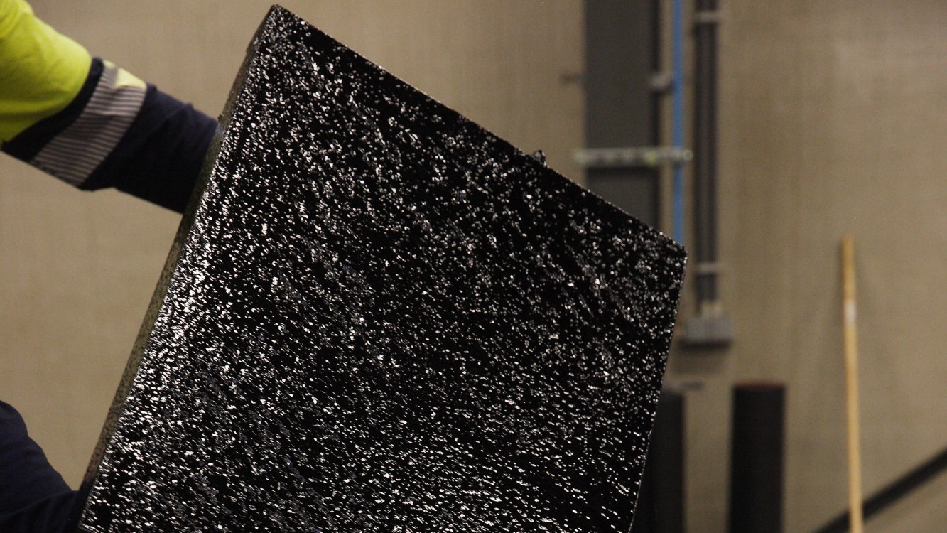 Schaumglas-Paneele mit Heissbitumen.