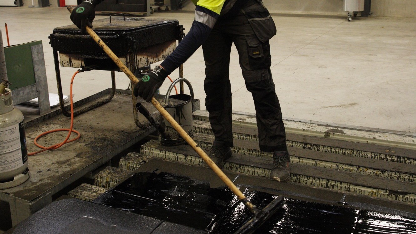 Heissbitumen auf Schaumglas-Schicht