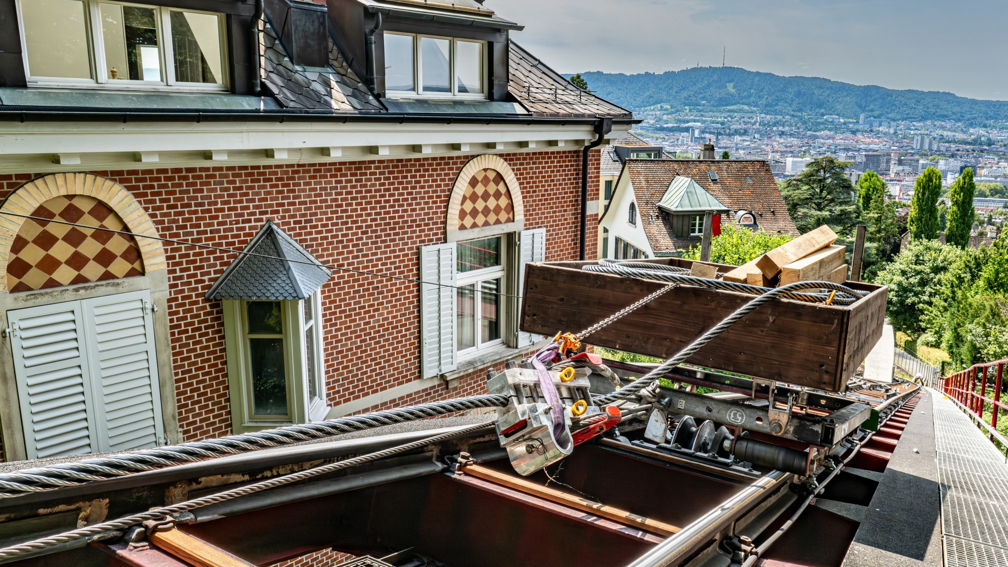 Zugseil-Montage der Seilbahn Rigiblick in Zürich
