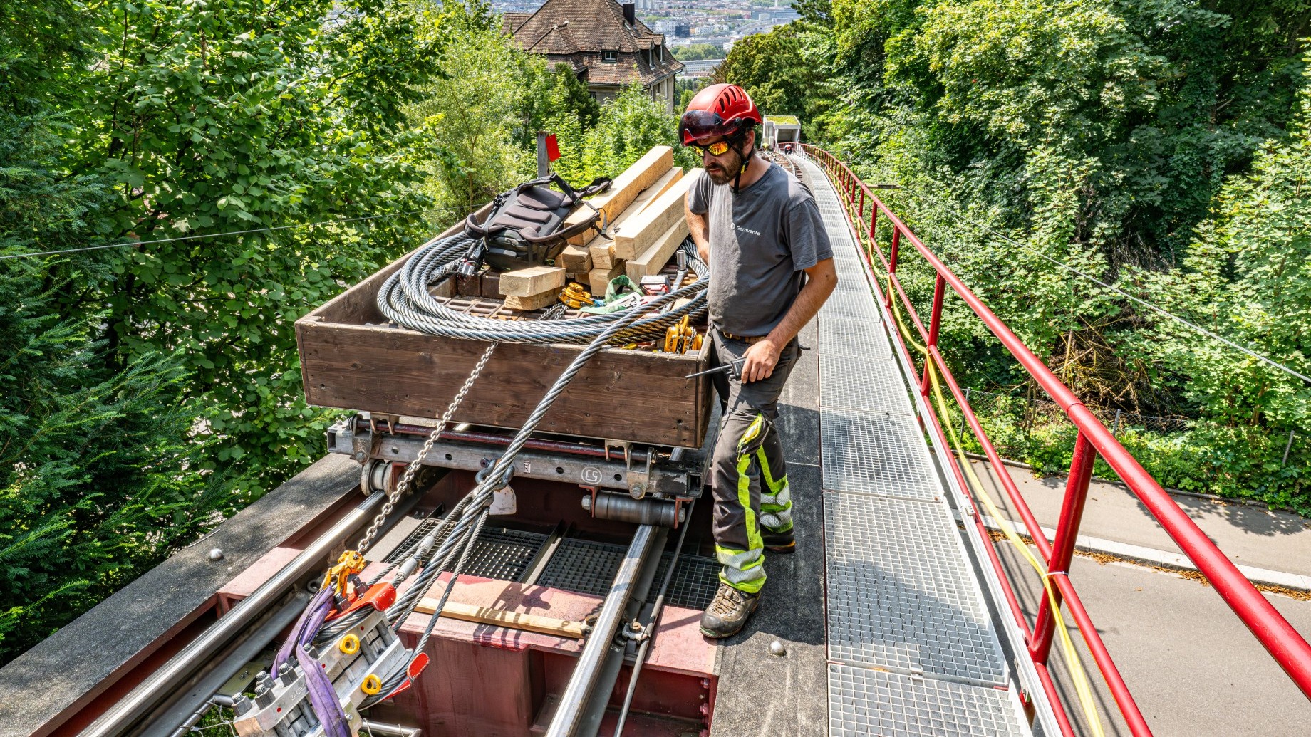 Montage der Seile an der Seilbahn Rigiblick in Zürich