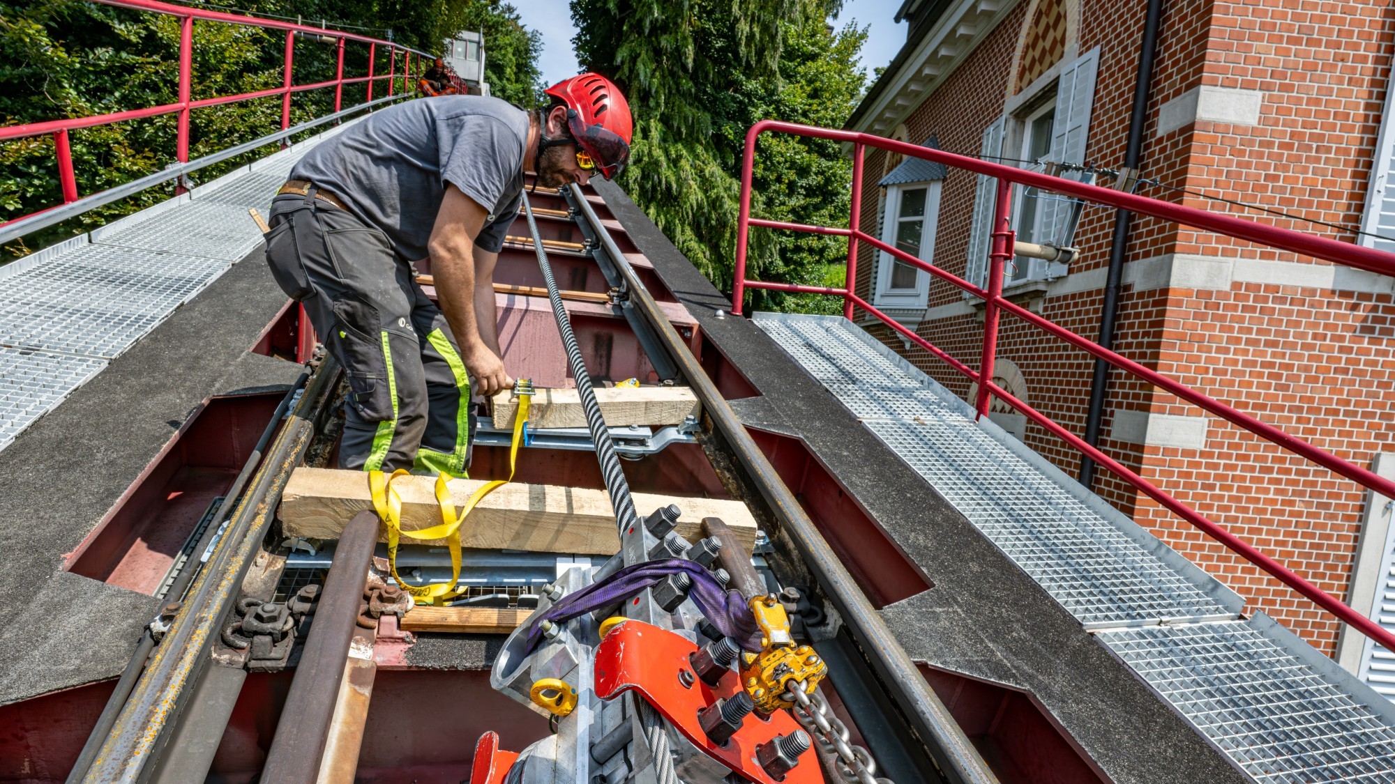 Montage des Zugseils der Seilbahn Rigiblick in Zürich