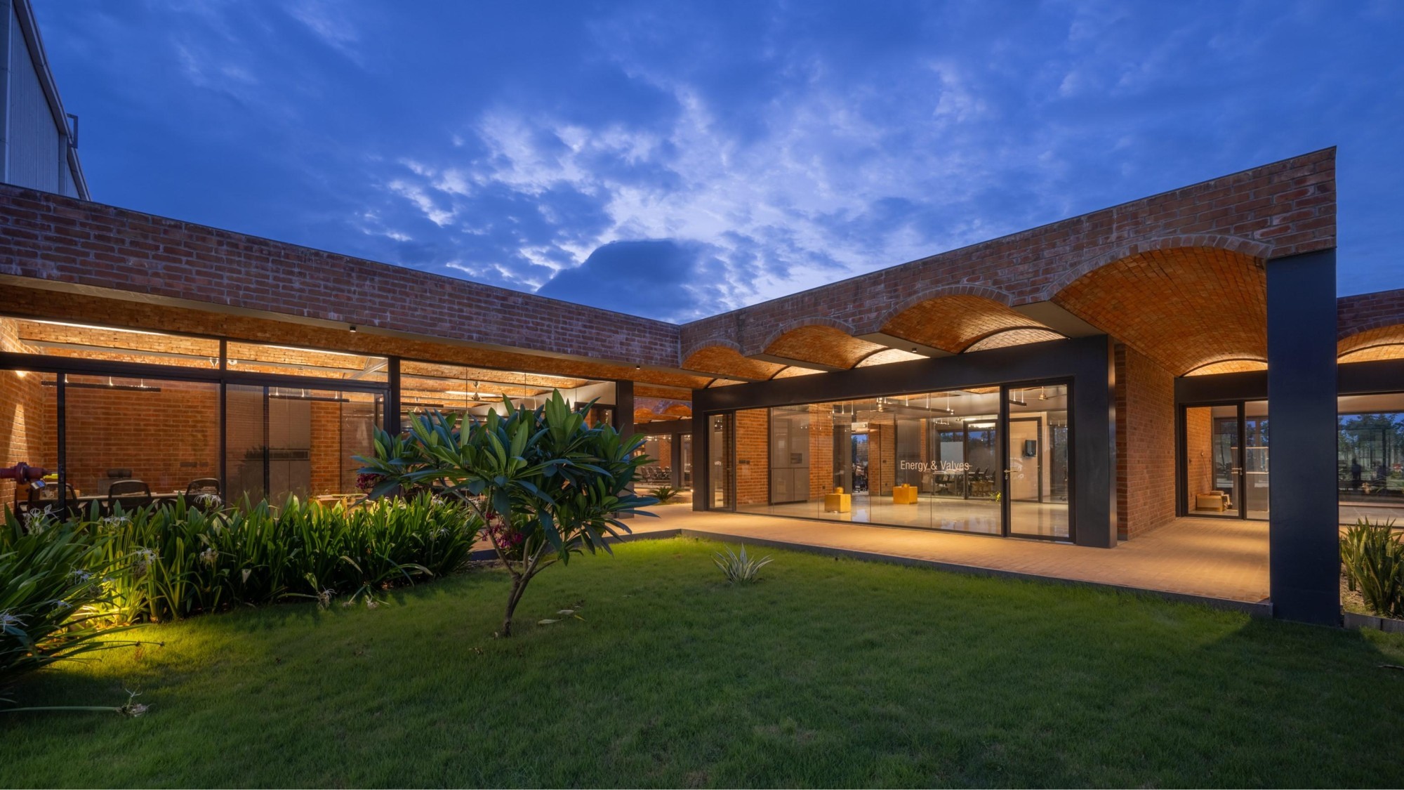 Auf der Shortlist für den Brick Award 26: das Metallic Bellows Factory Office im indischen Chennai.