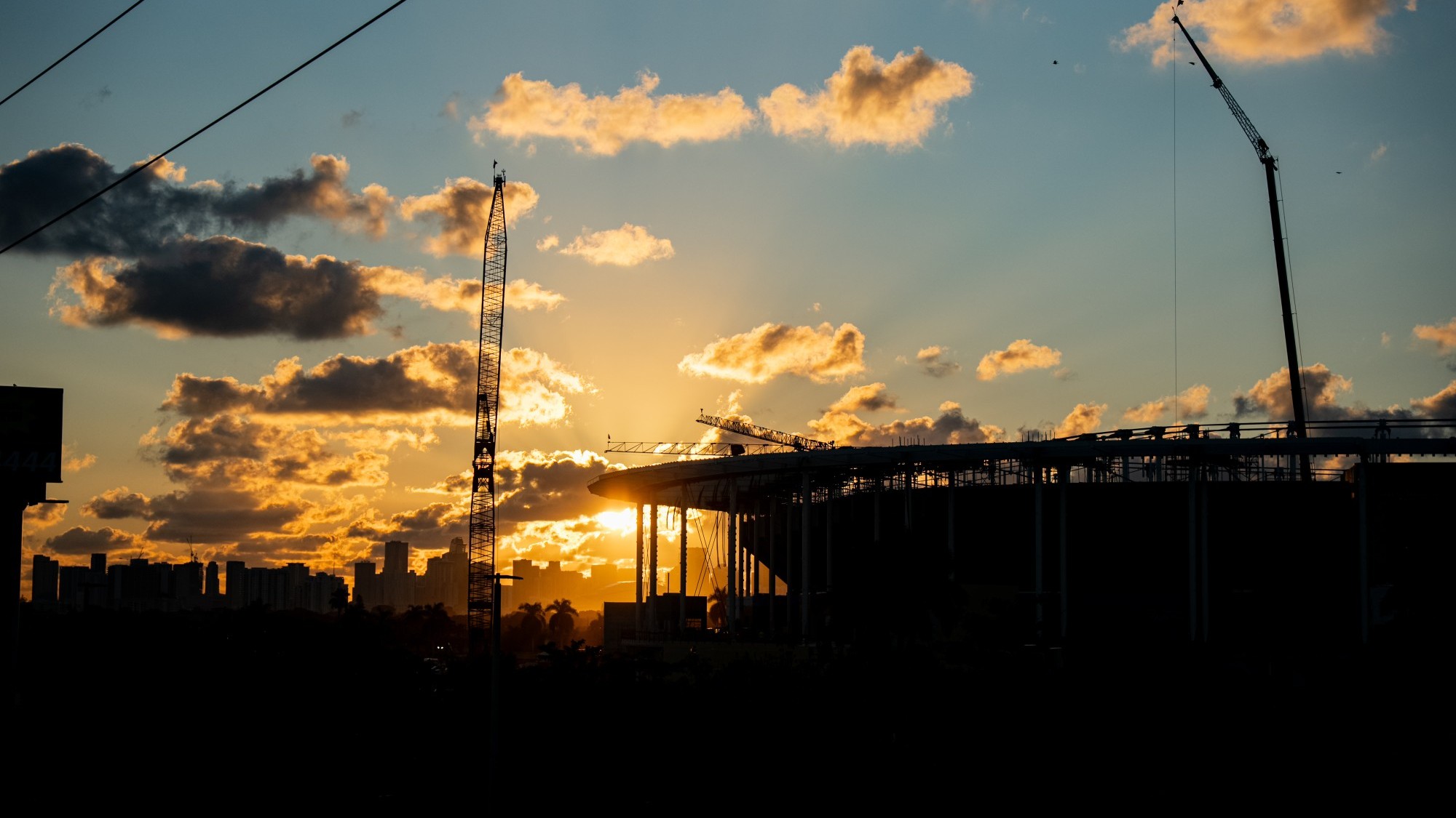 Die Stadionbaustelle des Freedom Park von Miami bei Nacht