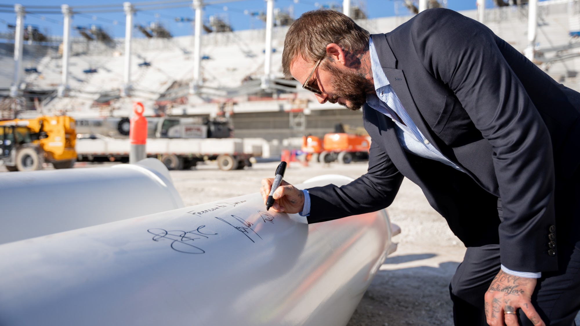 Clubbesesitzer David Beckham verewigt sich an einer Stütze des Gebäudes.