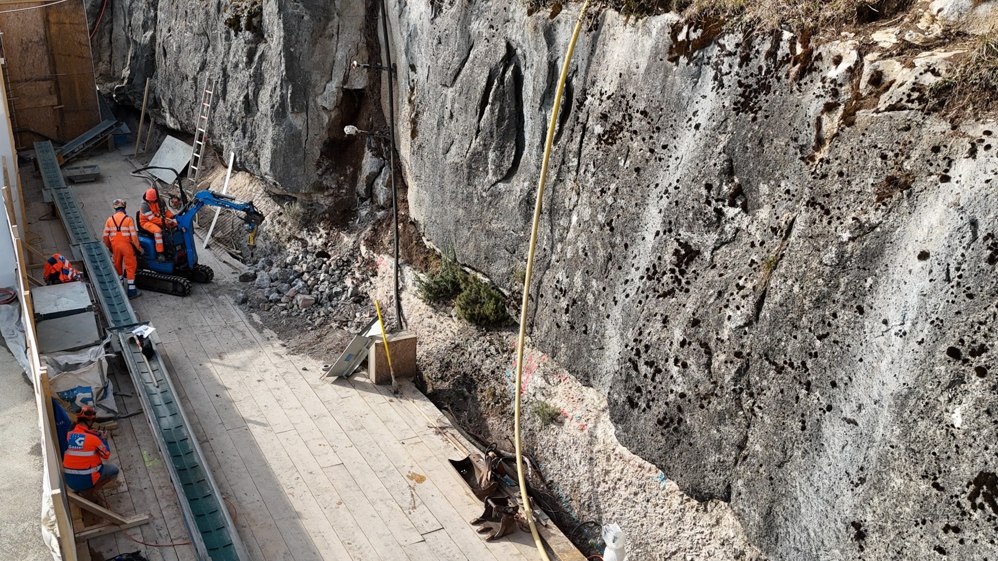 Herausspitzen des verwitterten Felses mit dem Kleinbagger am Gubelstein in Rapperswil-Jona SG.
