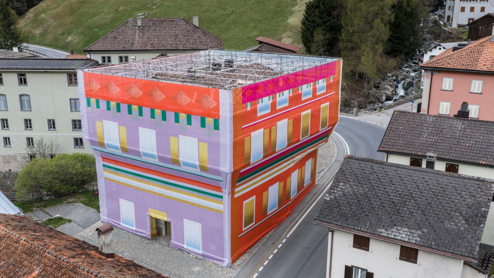 Weisse Villa mit Farben-Blachen in Mulegns