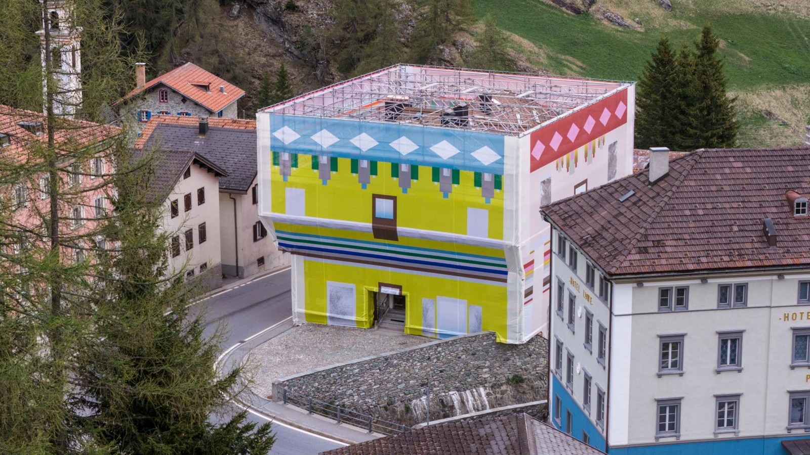 Weisse Villa mit Farben-Blachen in Mulegns