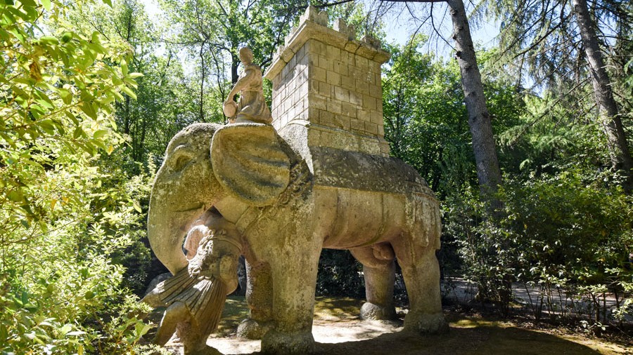 Der Kriegselefant mit der Burg auf dem Rücken und dem Soldaten im Maul.