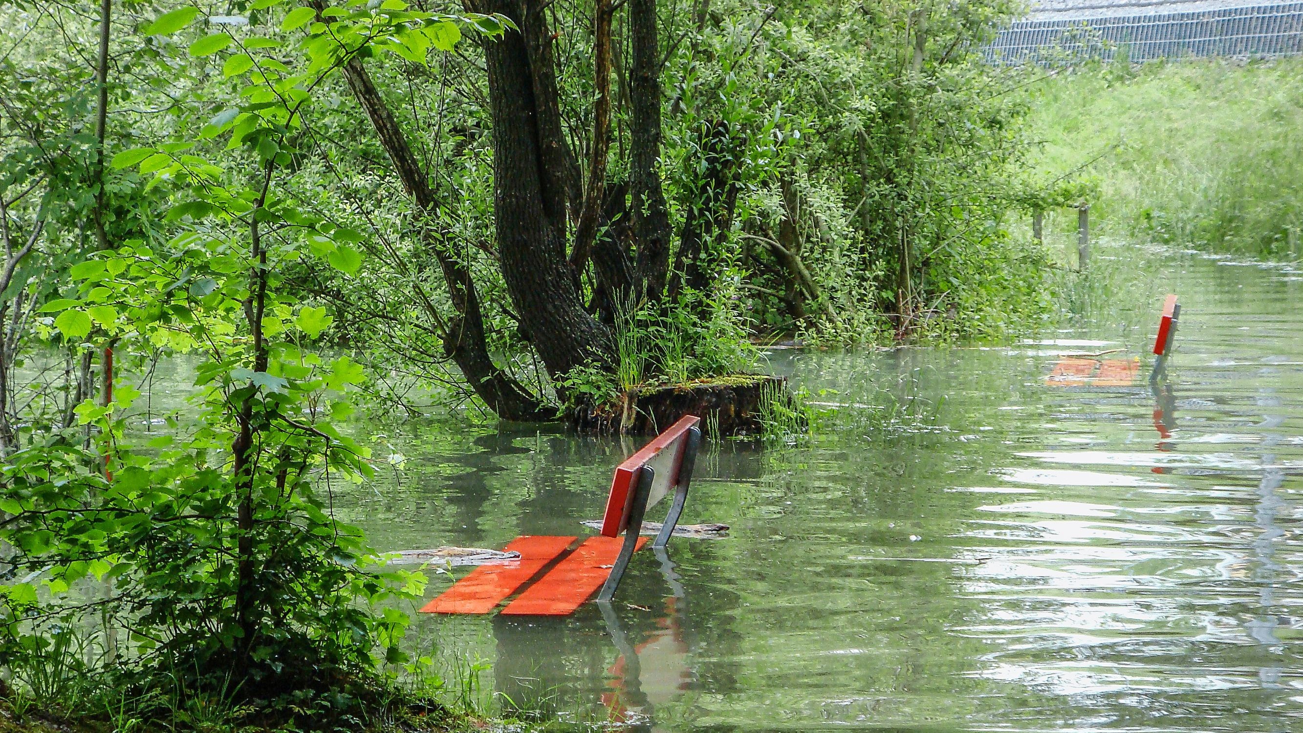 Sitzbänke im Wasser