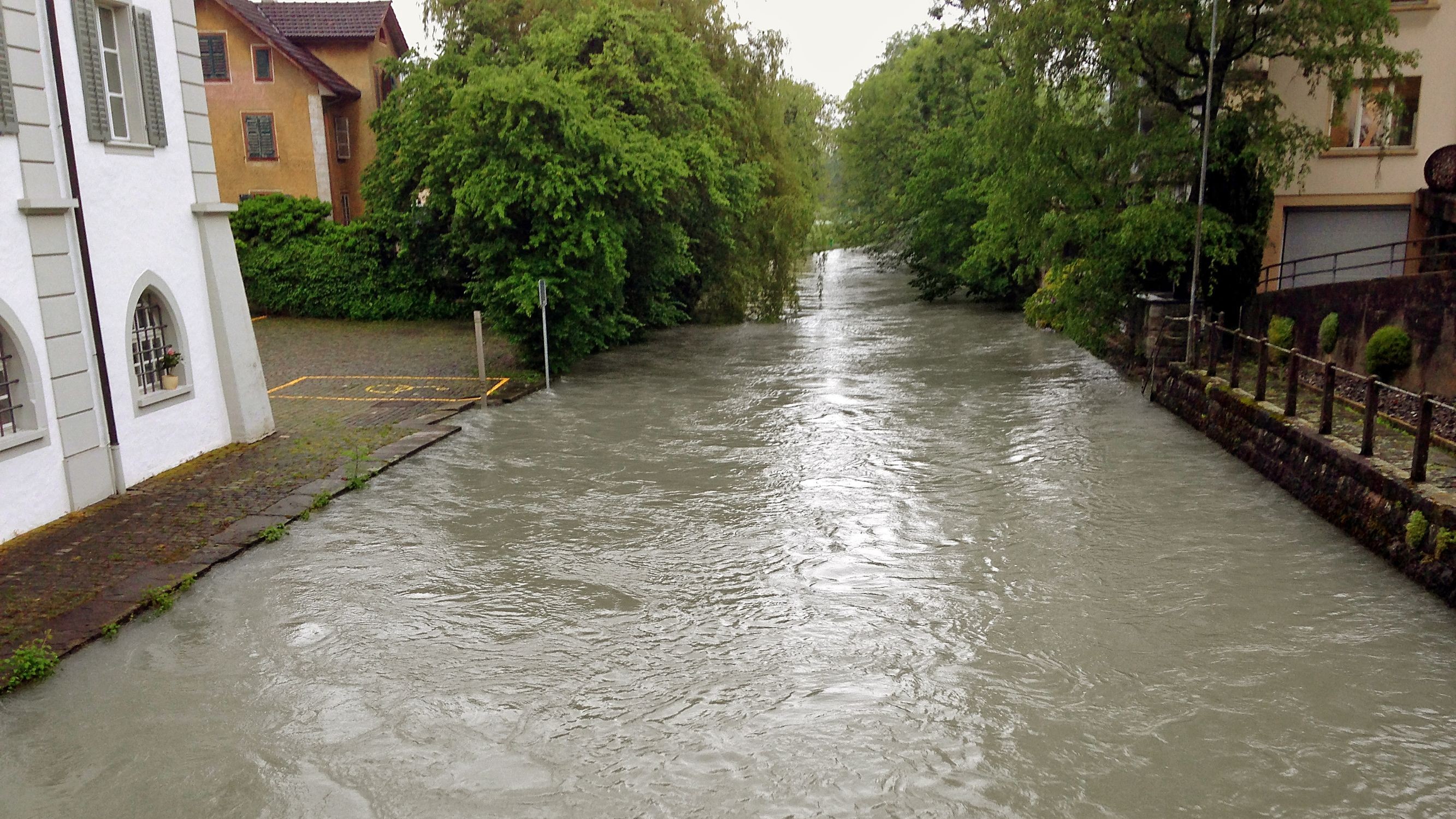 Sarneraa führt Hochwasser