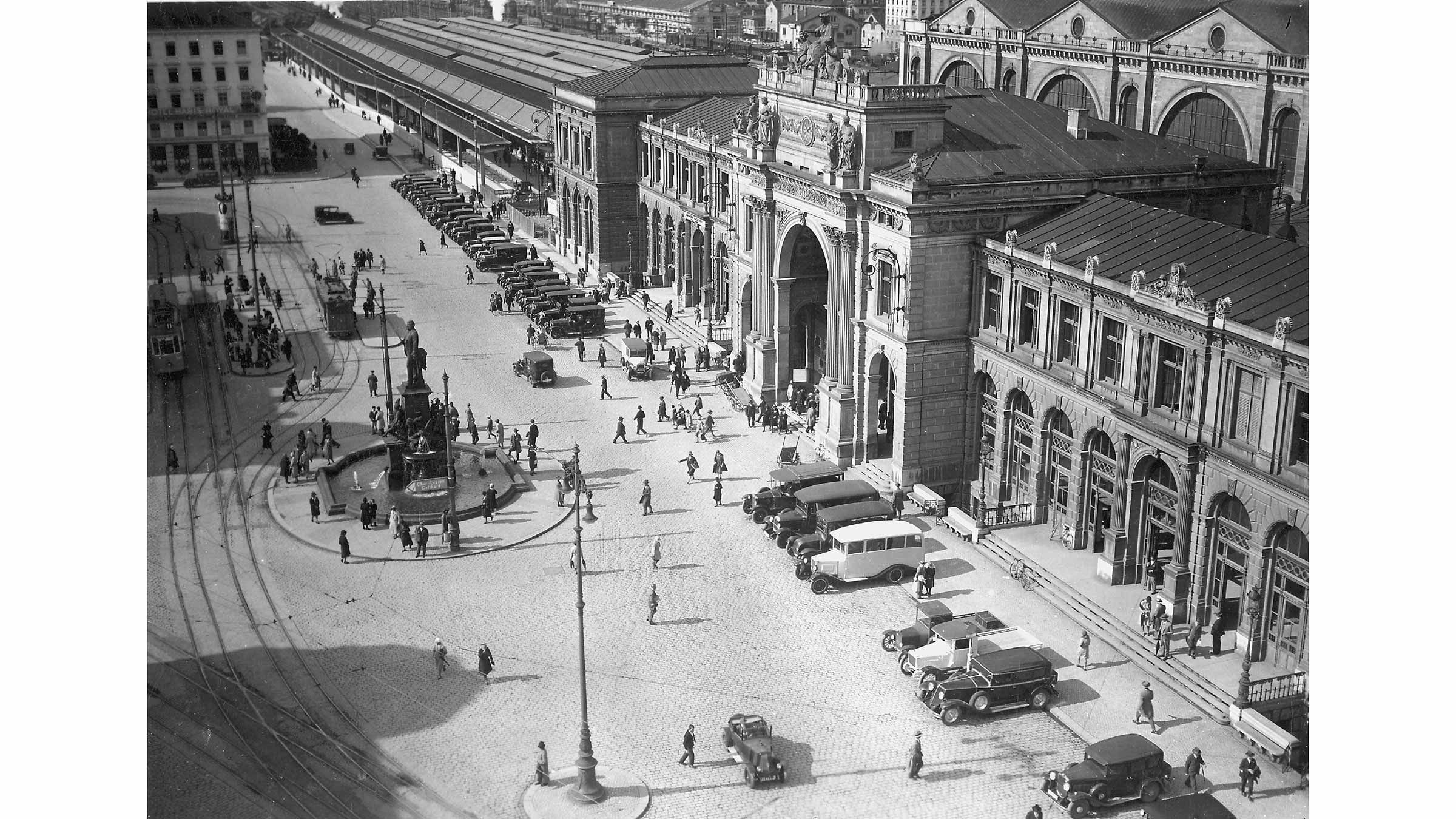 Bahnhofplatz 1930.