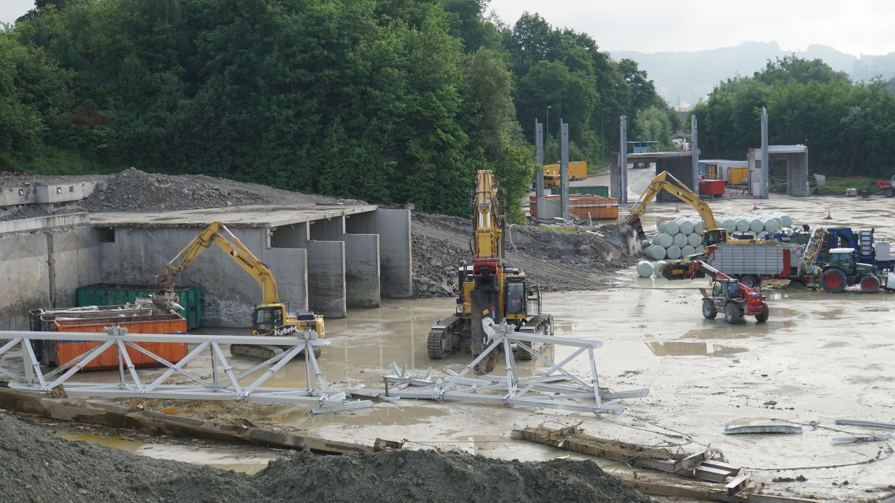 Zerkleinerung der Hallenbögen Sondermülldeponie Kölliken