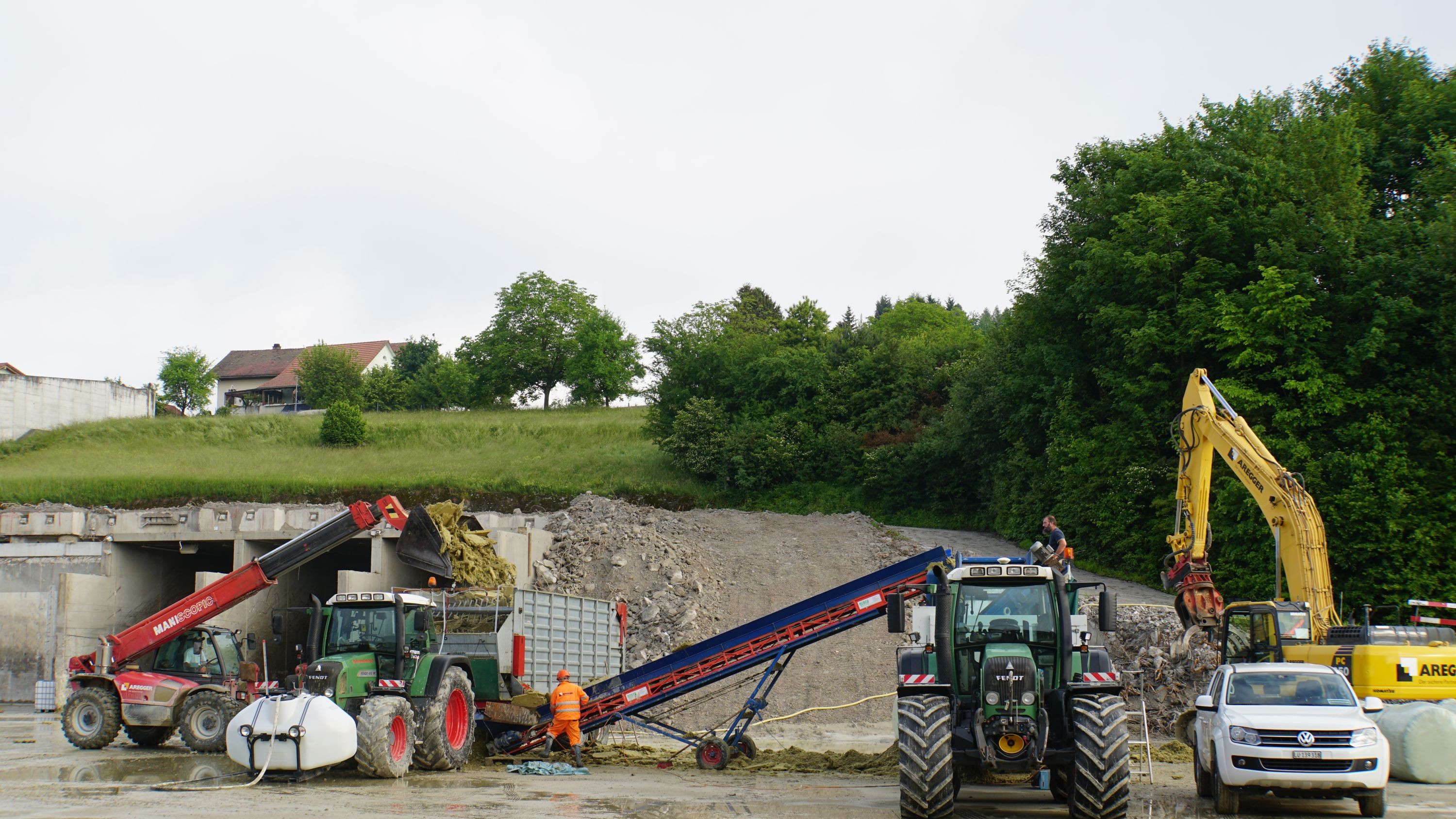 Die übelriechende Steinwolle wird zu Ballen verpresst.