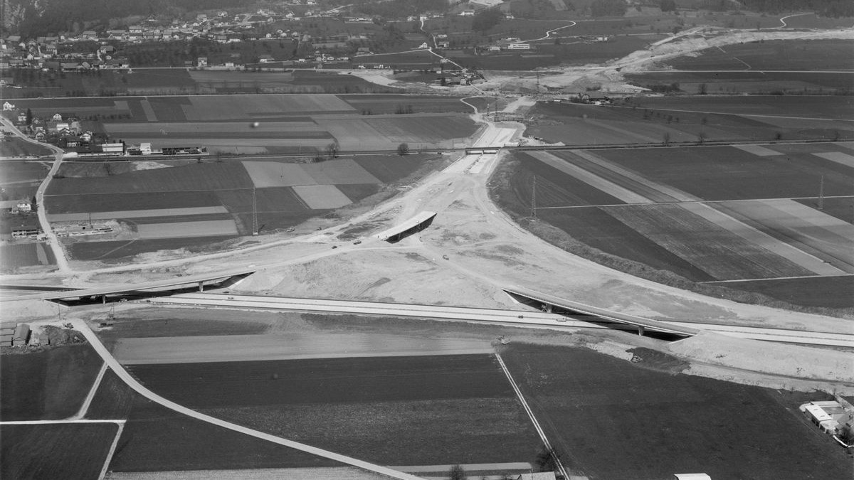 Autobahn A1 bei Egerkingen während des Baus im Jahr 1967.