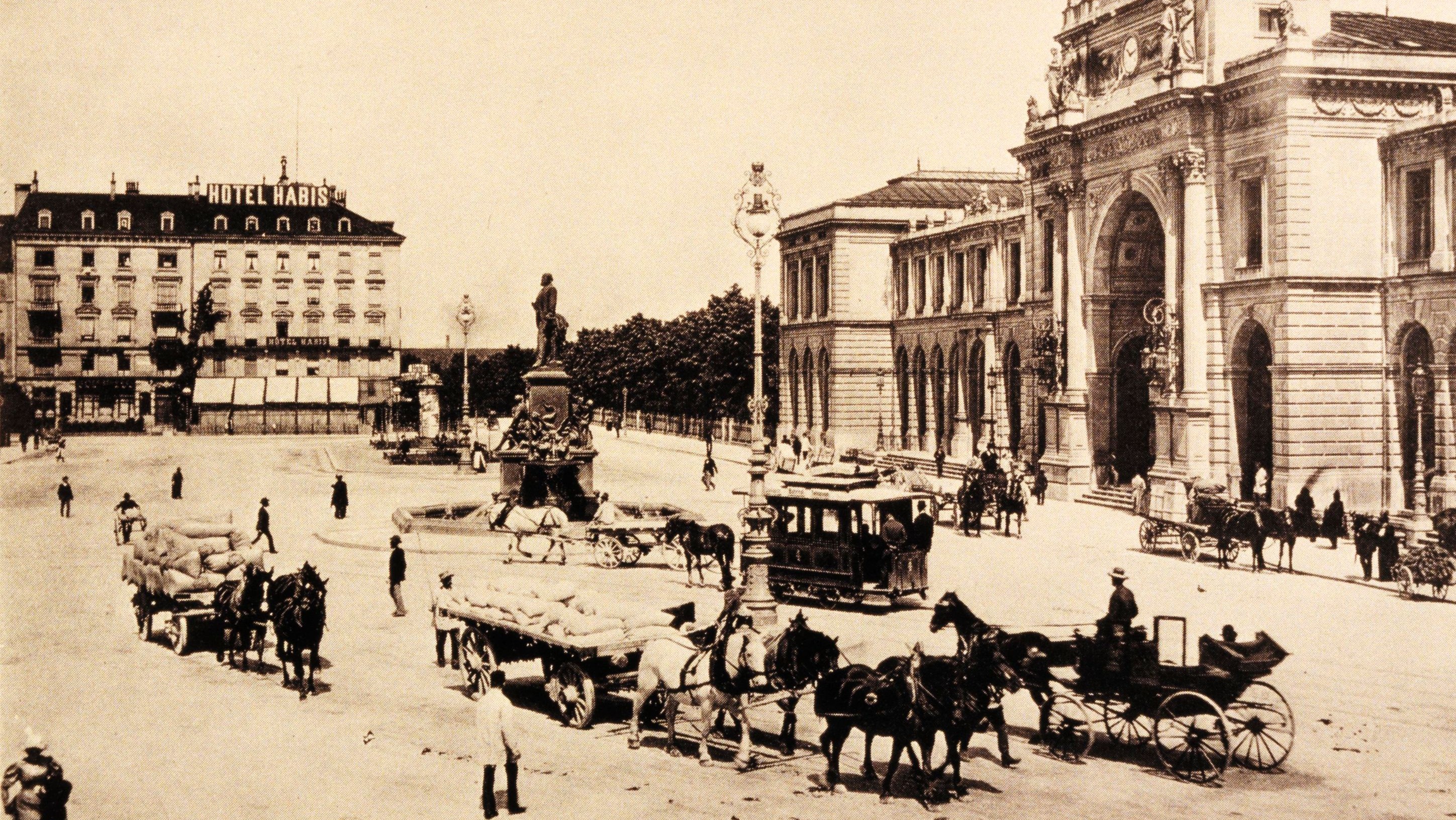 Langsam aber sicher nimmt der Bahnhofplatz Gestalt an: Das Alfred-Escher-Denkmal wurde 1889 aufgestellt und brachte frischen Wind in den öffentlichen Platz. Nach wie vor verkehrten auf den Strassen aber keine Autos oder Trams, sondern Pferde.