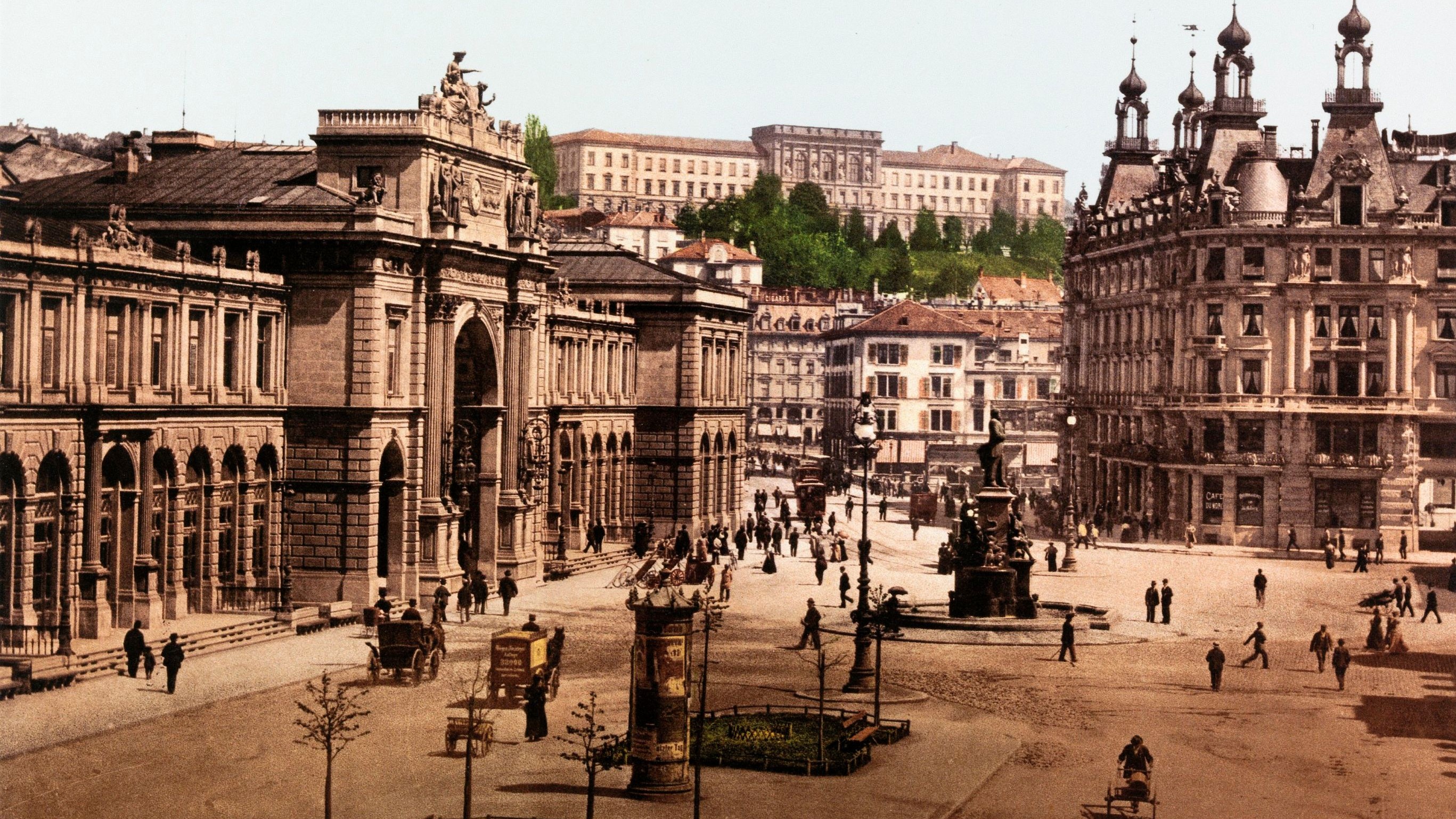 Eine der letzten Aufnahmen nach 1889, die den Platz ohne Tramgleise zeigen.