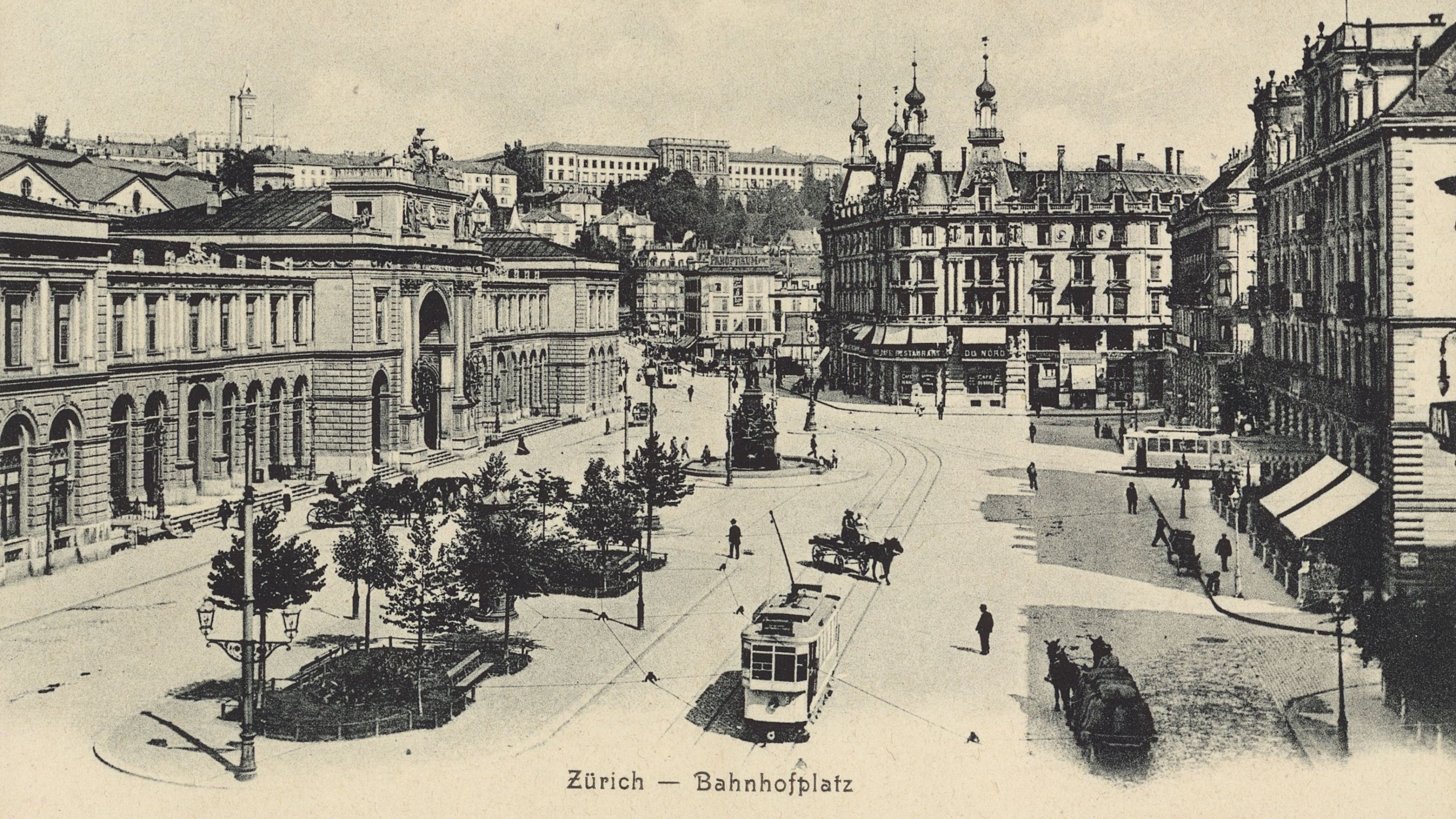 Auf dem neusten Stand der damaligen Technik: Trams rattern über das Pflaster. Diese Aufnahme entstand zwischen 1900 und 1920.