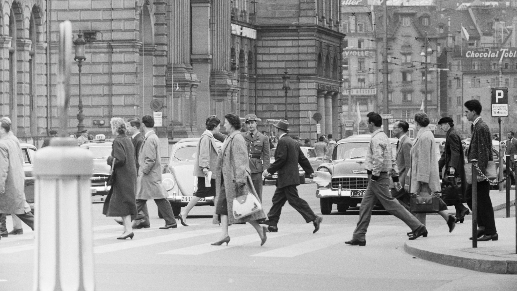 Um 1959 kamen dann auch die Fussgängerstreifen auf, die den Pendlern im Strassenverkehr Sicherheit geben sollten.